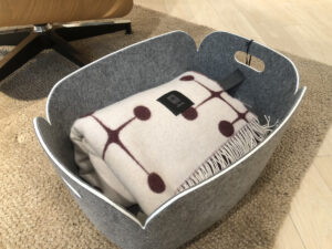 MUUTO(ムート)レストアバスケットにブランケットを入れて